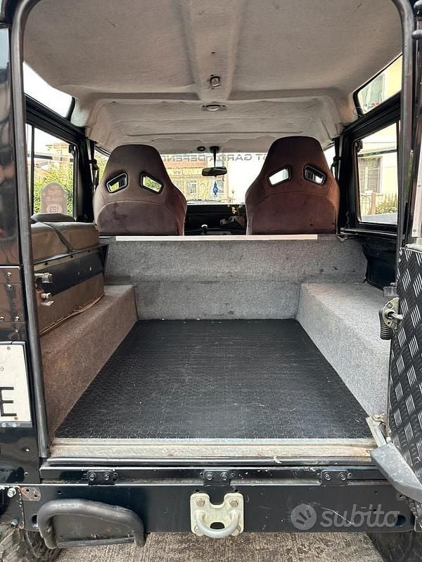 Usata Land Rover Defender 113 CV (83 kW) 1995 Nero SUV