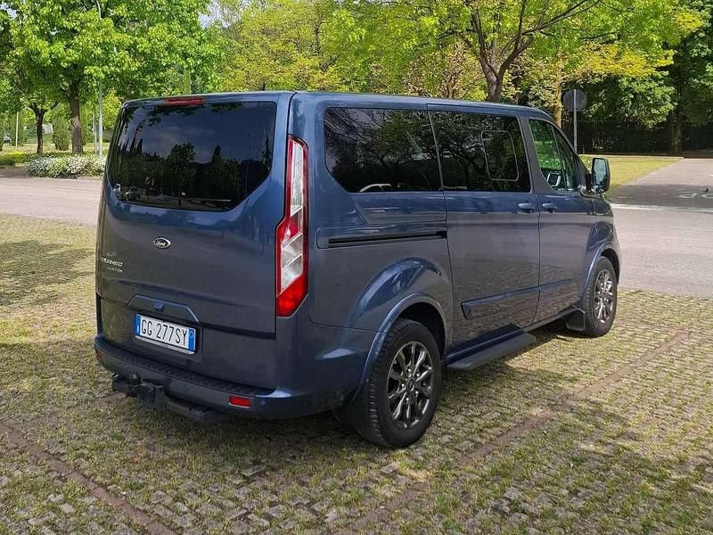 Usata Ford Tourneo Custom 150 CV (110 kW) 2022 Blu/azzurro Furgone