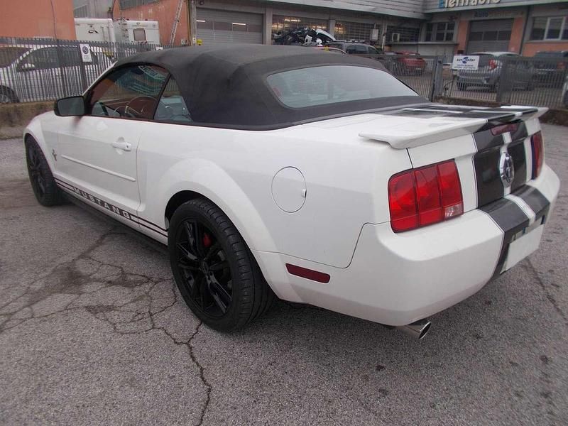 Usata Ford Mustang Convertible 314 CV (230 kW) 2005 Bianco Cabrio