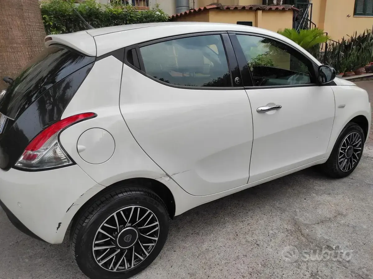 Usata Lancia Ypsilon 80 CV (58 kW) 2016 Bianco Utilitaria