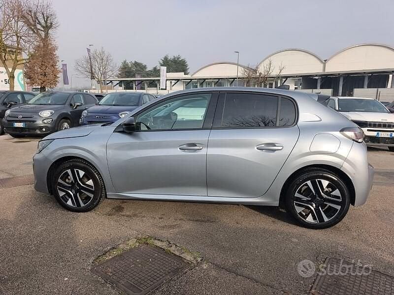 Usata Peugeot 208 Allure 101 CV (74 kW) 2025 Grigio Utilitaria