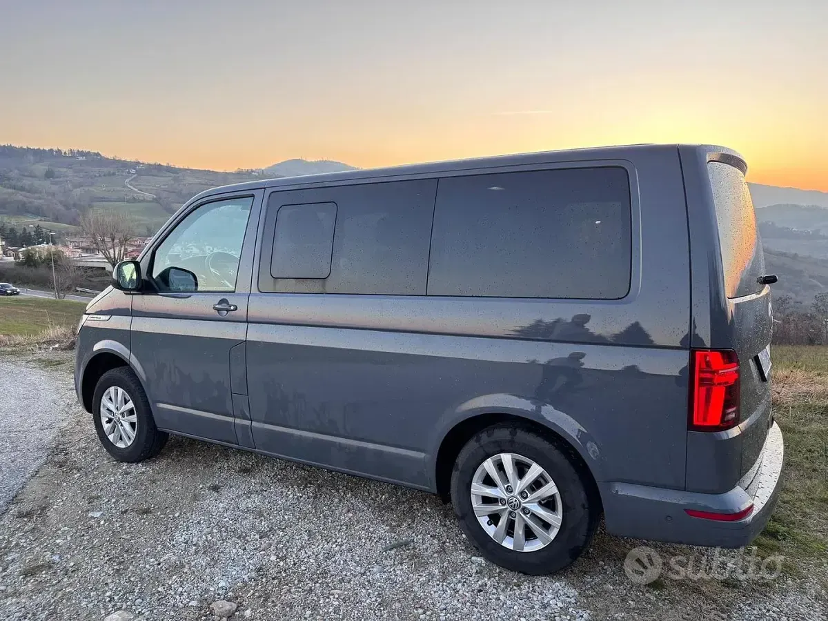 Usata VW Caravelle 150 CV (110 kW) 2023 Grigio Furgone