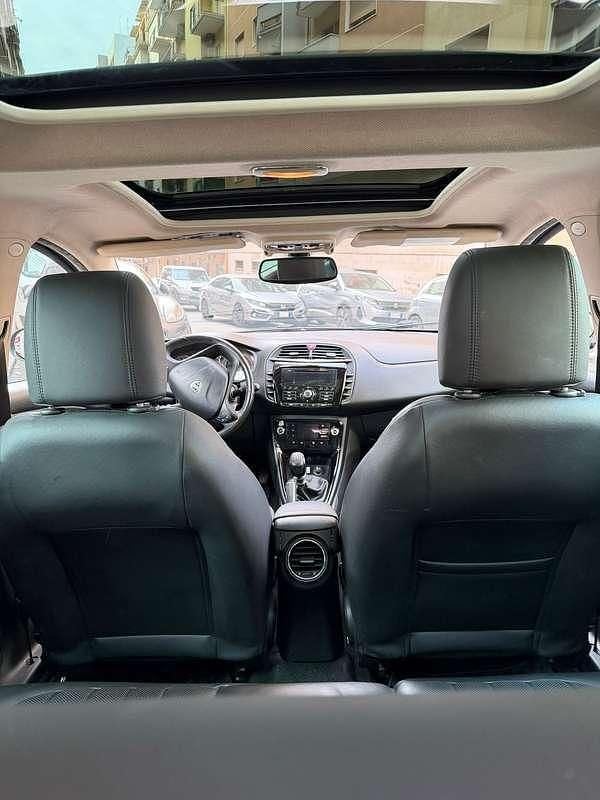 Usata Lancia Delta Gold 165 CV (121 kW) 2014 Grigio Utilitaria