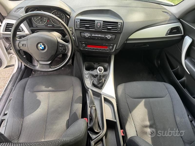 Usata BMW 114 101 CV (74 kW) 2012 Bianco Utilitaria
