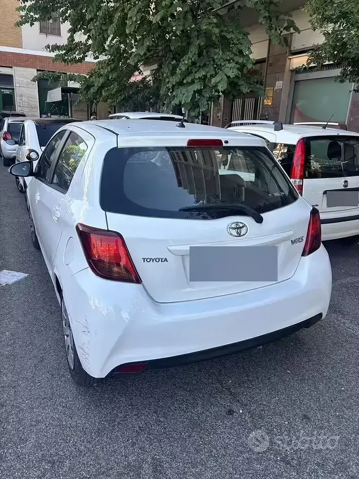 Usata Toyota Yaris Cool 69 CV (50 kW) 2015 Bianco Utilitaria
