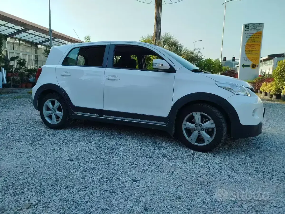 Usata Toyota Urban Cruiser 99 CV (72 kW) 2010 Bianco Utilitaria