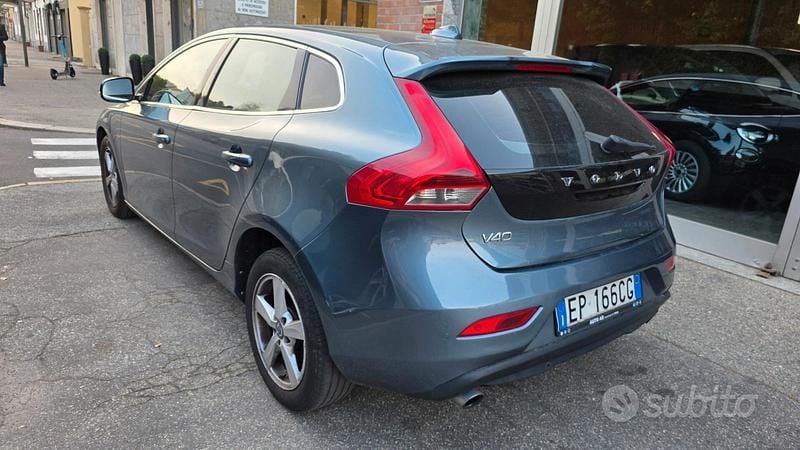 Usata Volvo V40 Momentum 150 CV (110 kW) 2013 Blu Berlina