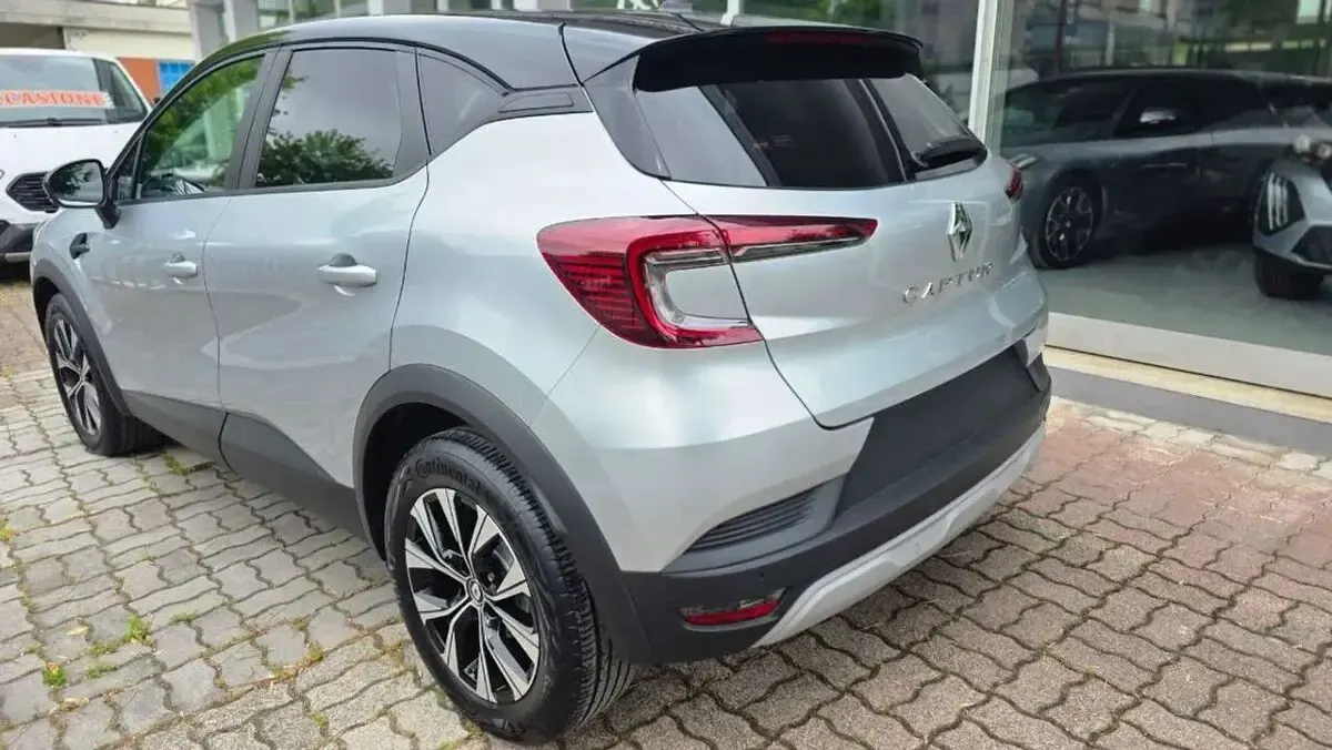 Usata Renault Captur Evolution 101 CV (74 kW) 2023 Argento tetto nero SUV