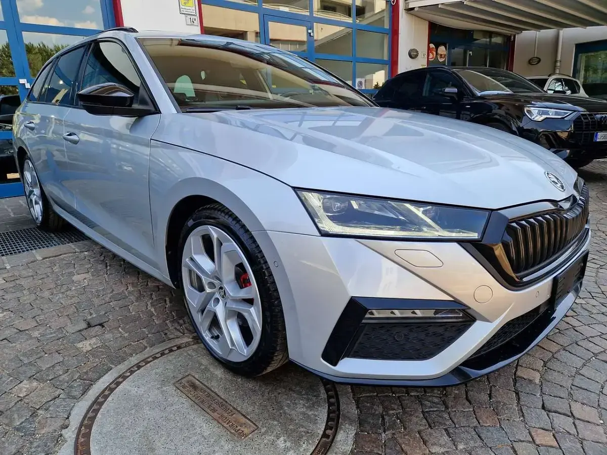Usata Skoda Octavia RS 200 CV (147 kW) 2021 Brilliantsilber metallic Station wagon