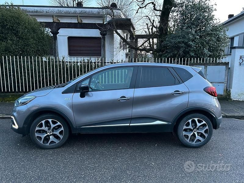 Usata Renault Captur 110 CV (80 kW) 2019 Grigio SUV