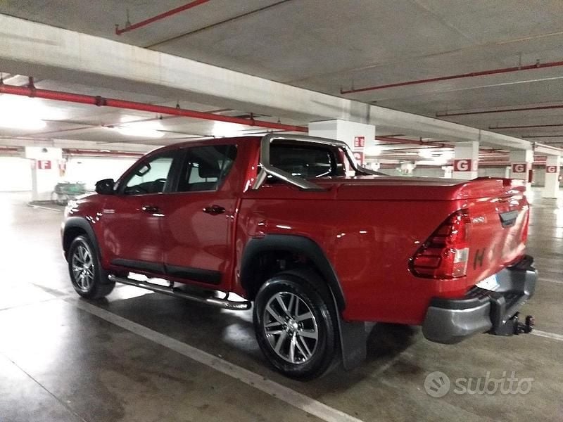 Usata Toyota HiLux Executive 150 CV (110 kW) 2020 Rosso Pick-up