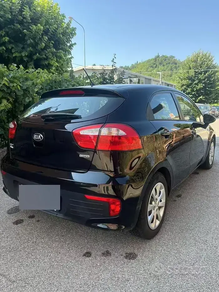 Usata Kia Rio 90 CV (66 kW) 2016 Nero Utilitaria