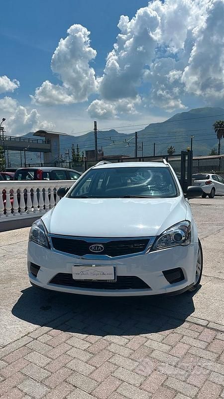 Bianco Usata 2010 Kia Ceed Due volumi | 3999 € (Ottimo prezzo) - Immagine 1/4