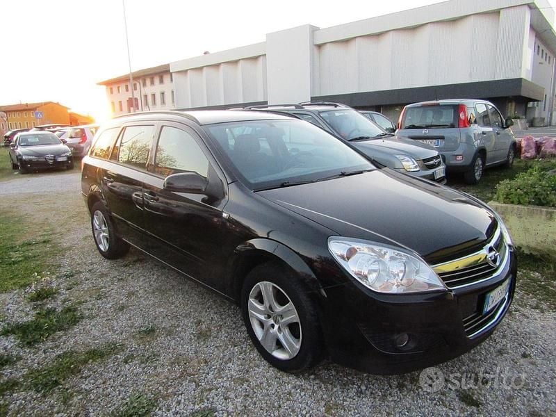 Usata Opel Astra 115 CV (84 kW) 2009 Nero Station wagon