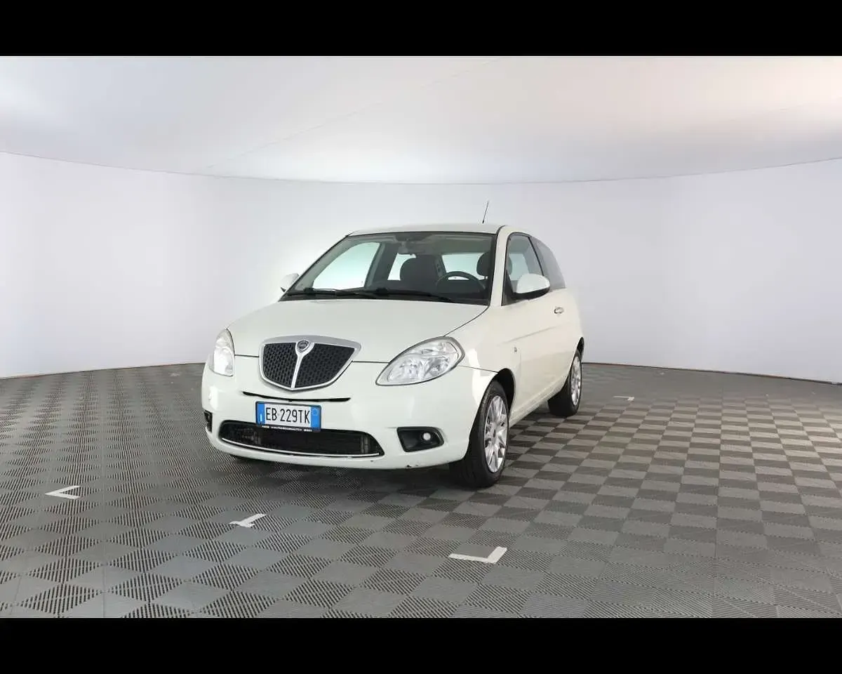 Usata Lancia Ypsilon 60 CV (44 kW) 2010 Bianco Utilitaria