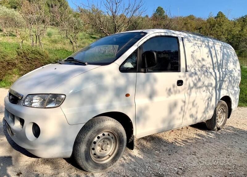 Bianco Usata 2000 Hyundai H-1 Monovolume | 3800 € - Immagine 1/4
