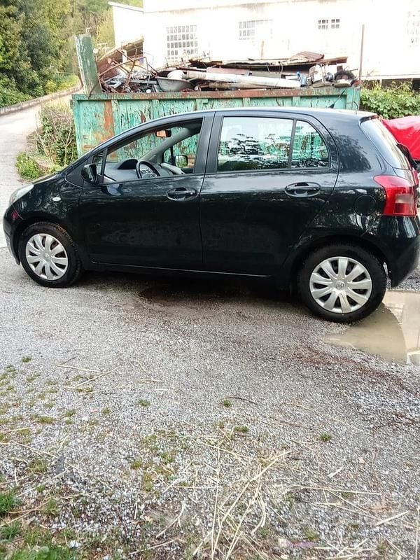 Begagnad Toyota Yaris 64 HK (47 kW) 2007 Svart Halvkombi