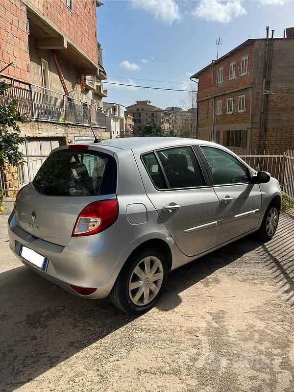 Usata Renault Clio II 75 CV (55 kW) 2010 Grigio Berlina