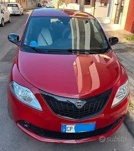 Usata Lancia Ypsilon Silver 69 CV (50 kW) 2023 Rosso Utilitaria