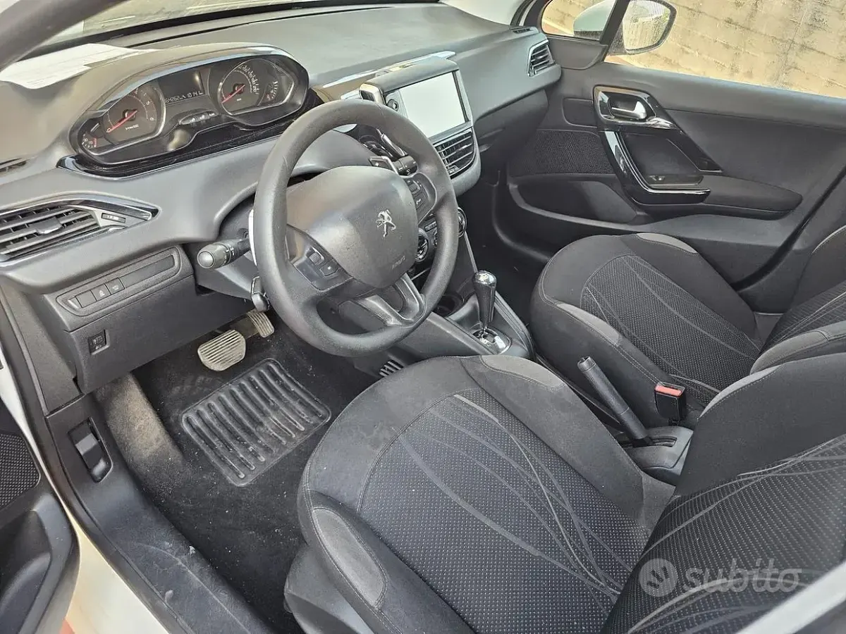 Usata Peugeot 208 Access 68 CV (50 kW) 2013 Bianco Utilitaria