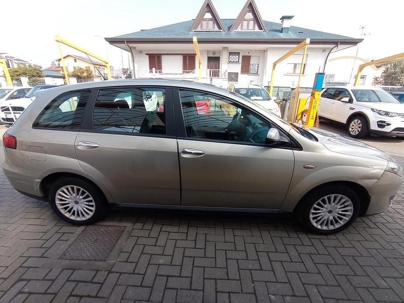 Begagnad Fiat Croma Emotion 150 HK (110 kW) 2008 Guld Kombi