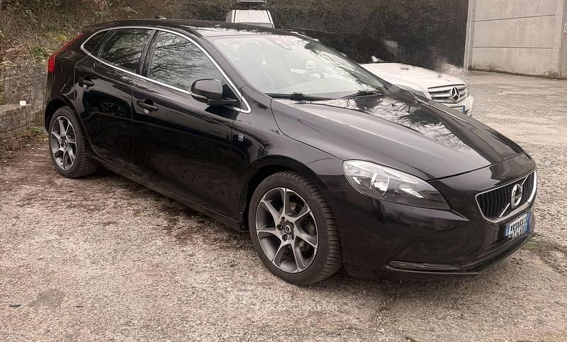 Usata Volvo V40 120 CV (88 kW) 2016 Nero Berlina