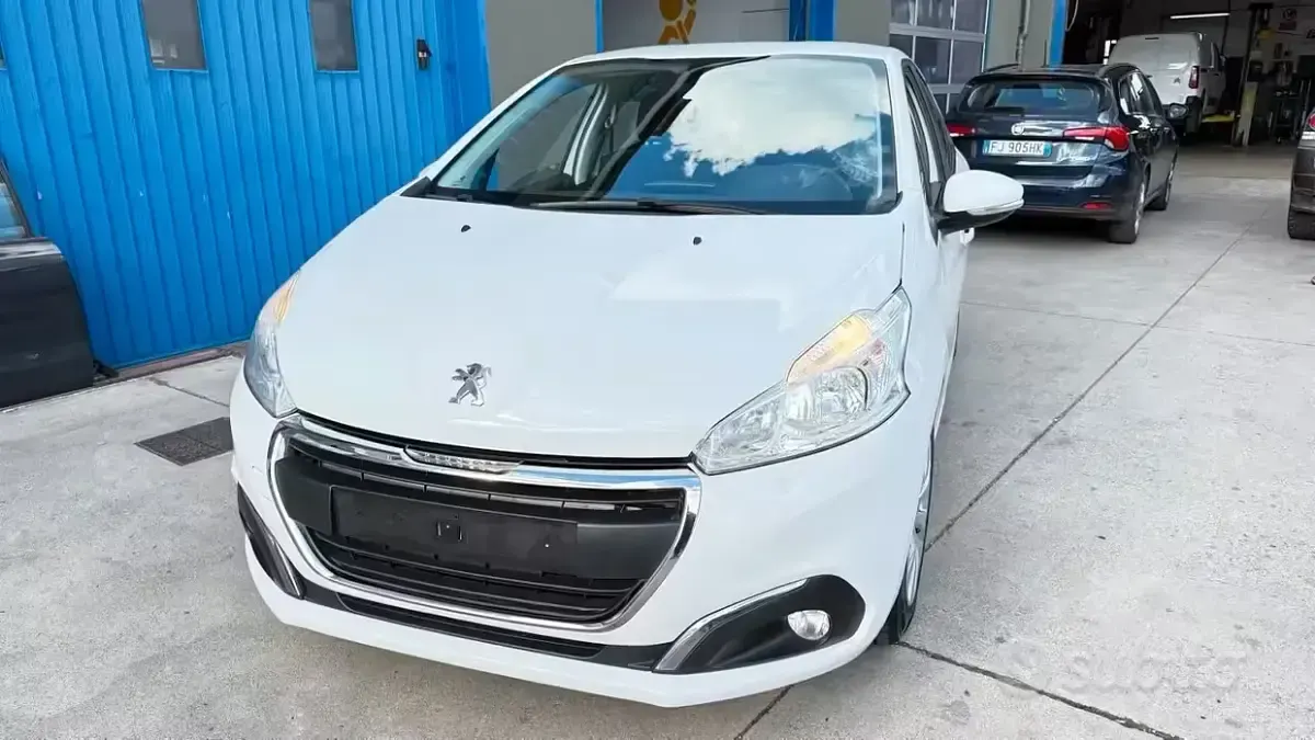 Gebraucht Peugeot 208 Active 75 PS (55 kW) 2018 Weiß Kleinwagen