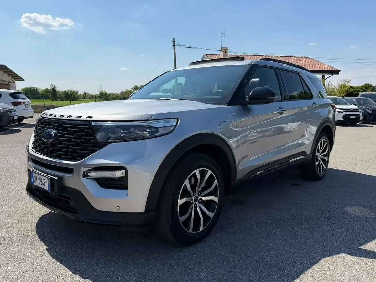 Usata Ford Explorer ST-Line 457 CV (336 kW) 2021 Argento SUV