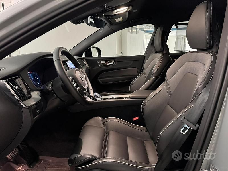 Usata Volvo XC60 Plus 235 CV (172 kW) 2025 Grigio SUV