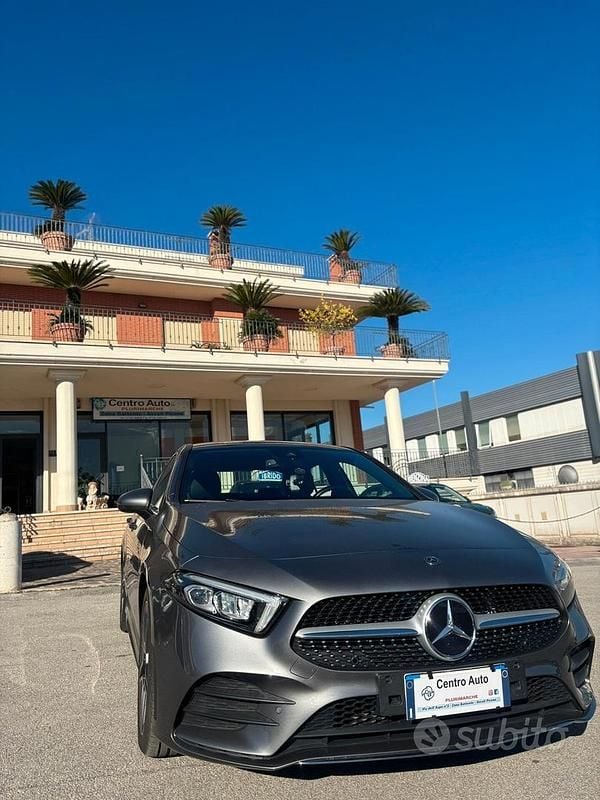 Grigio Usata 2019 Mercedes A180 Premium Tre volumi | 23.500 € (Buon prezzo) - Immagine 1/4