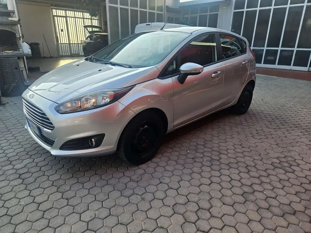 Usado Ford Fiesta Business Edition 92 HP (67 kW) 2014 Prateado Citadino