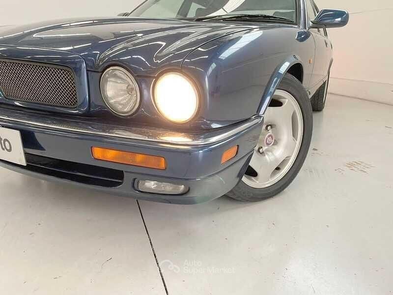 Usata Jaguar XJR 325 CV (239 kW) 1995 Blu/azzurro Berlina