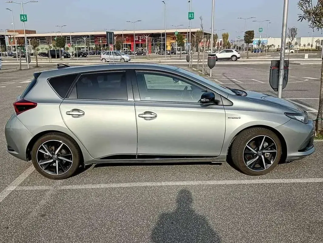 Usata Toyota Auris Hybrid Edition 99 CV (72 kW) 2018 Grigio Berlina