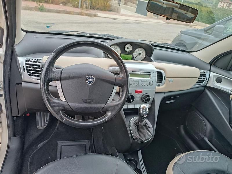 Usata Lancia Ypsilon 75 CV (55 kW) 2010 Bianco Utilitaria