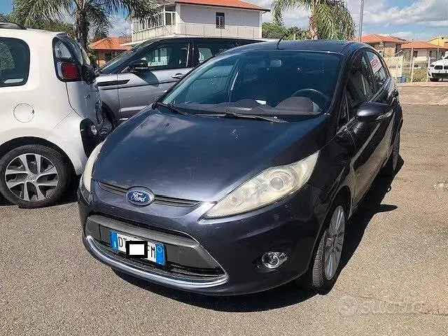Usata Ford Fiesta Titanium 68 CV (50 kW) 2009 Grigio Berlina