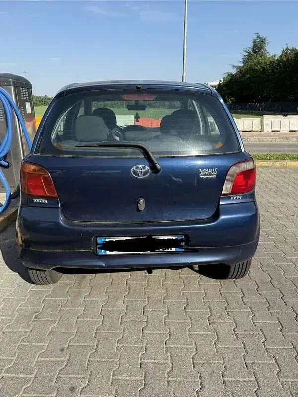 Usata Toyota Yaris 68 CV (50 kW) 2002 Bluazzurro Berlina