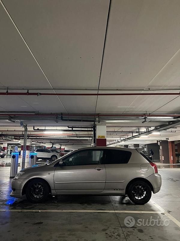 Usata Toyota Corolla 192 CV (141 kW) 2002 Grigio Berlina