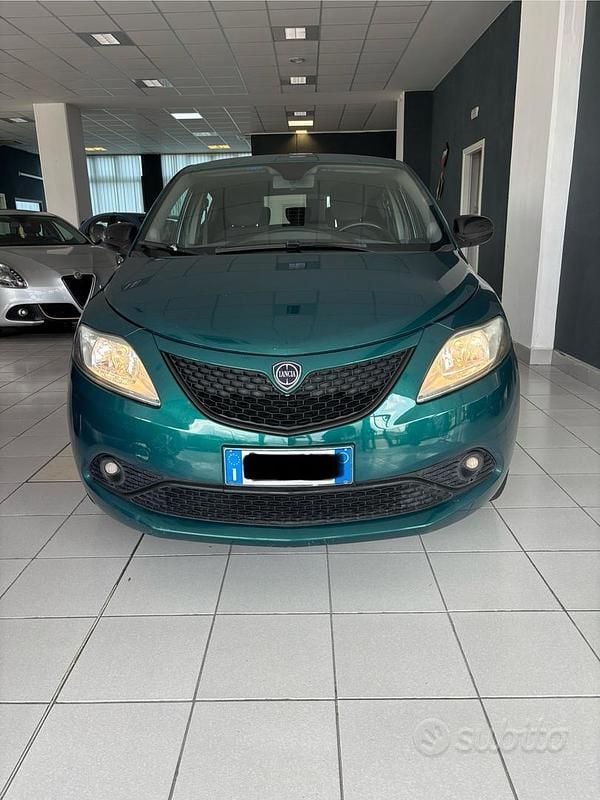 Usata Lancia Ypsilon Gold 69 CV (50 kW) 2018 Verde Utilitaria