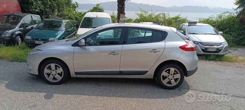 Argento Usata 2009 Renault Mégane III Luxe Tre volumi | 4250 € (Buon prezzo) - Immagine 1/4
