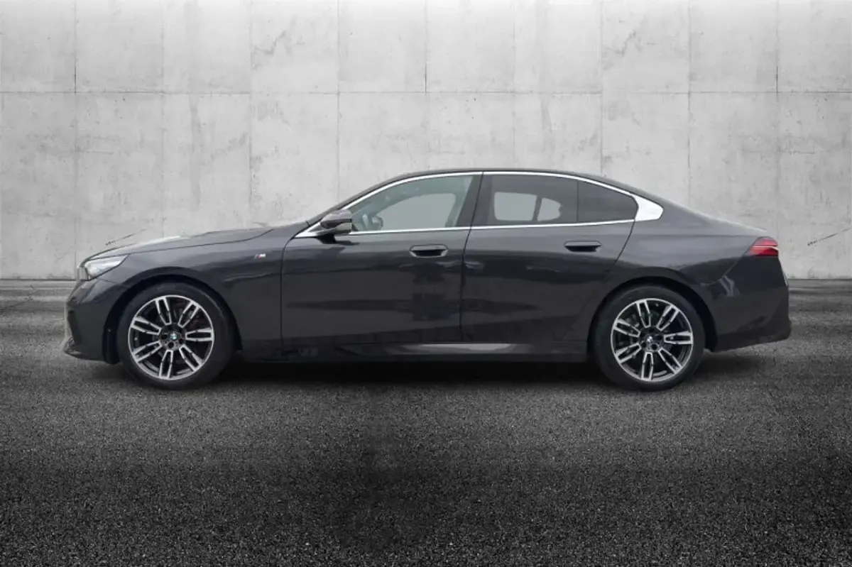 Usata BMW 520 M Sport 197 CV (144 kW) 2024 Grigio Berlina