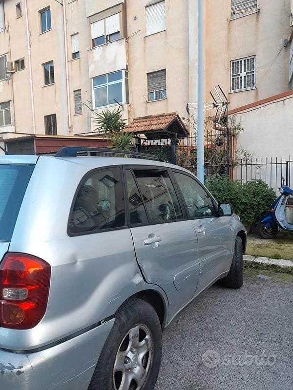 Second-hand Toyota RAV4 128 CP (94 kW) 2005 Gri SUV