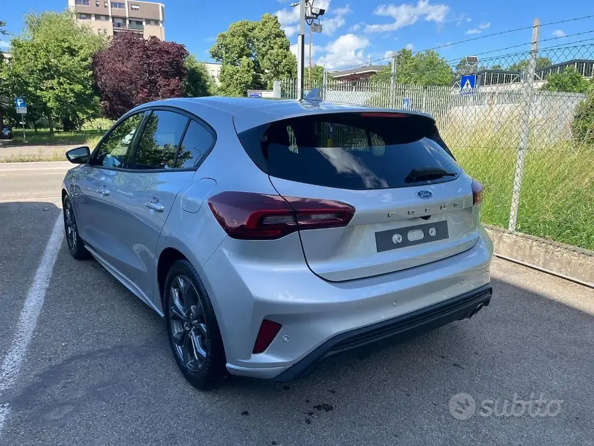 Usata Ford Focus ST 116 CV (85 kW) 2025 Grigio Berlina