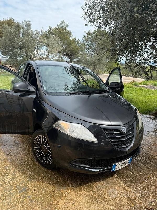 Usata Lancia Ypsilon 69 CV (50 kW) 2013 Nero Utilitaria