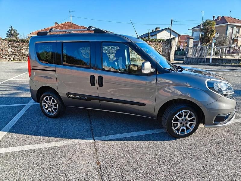 Grigio Usata 2018 Fiat Doblò Trekking Monovolume | 17.500 € (Molto cara) - Immagine 1/4