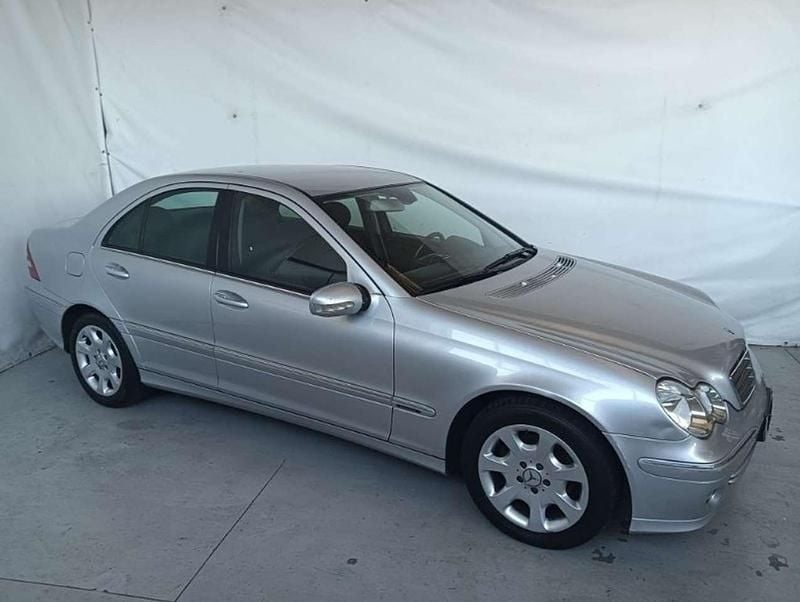 Usata Mercedes C220 Elegance 150 CV (110 kW) 2007 Grigio metallizzato Berlina