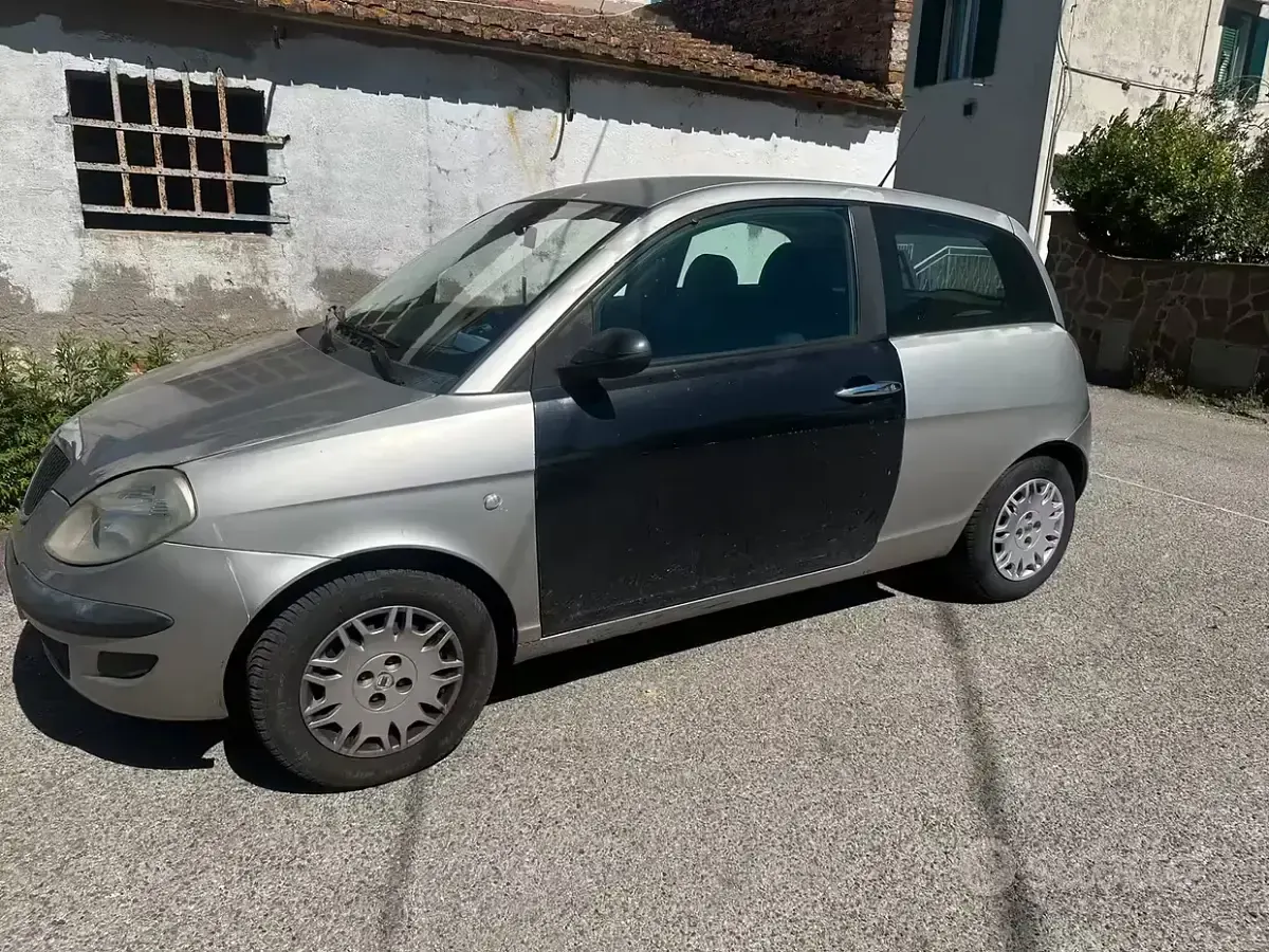Usata Lancia Ypsilon 70 CV (51 kW) 2004 Grigio Utilitaria