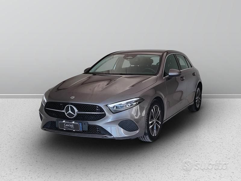 Grigio montagna Usata 2023 Mercedes A180 Advanced Berlina | 28.500 € (Buon prezzo) - Immagine 1/4