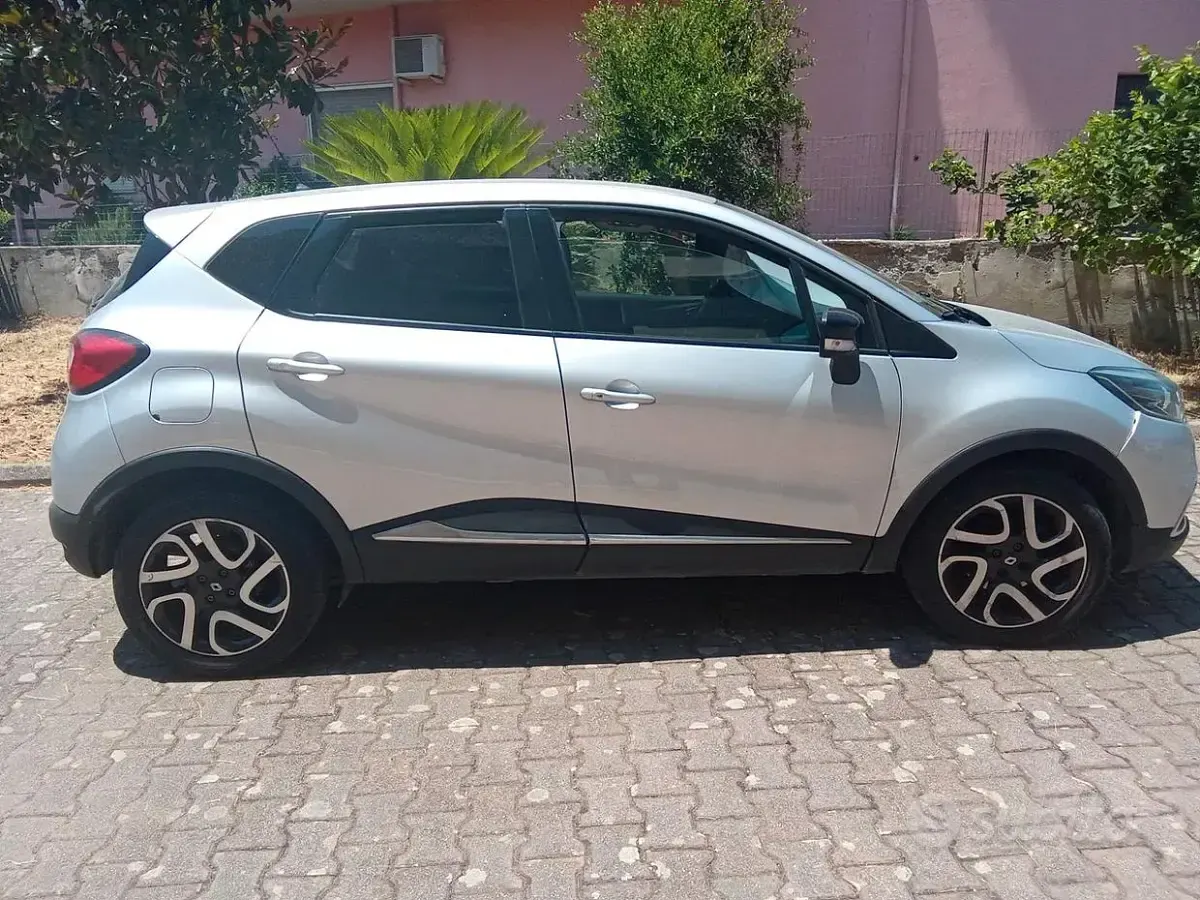 Usata Renault Captur 110 CV (80 kW) 2016 Grigio SUV