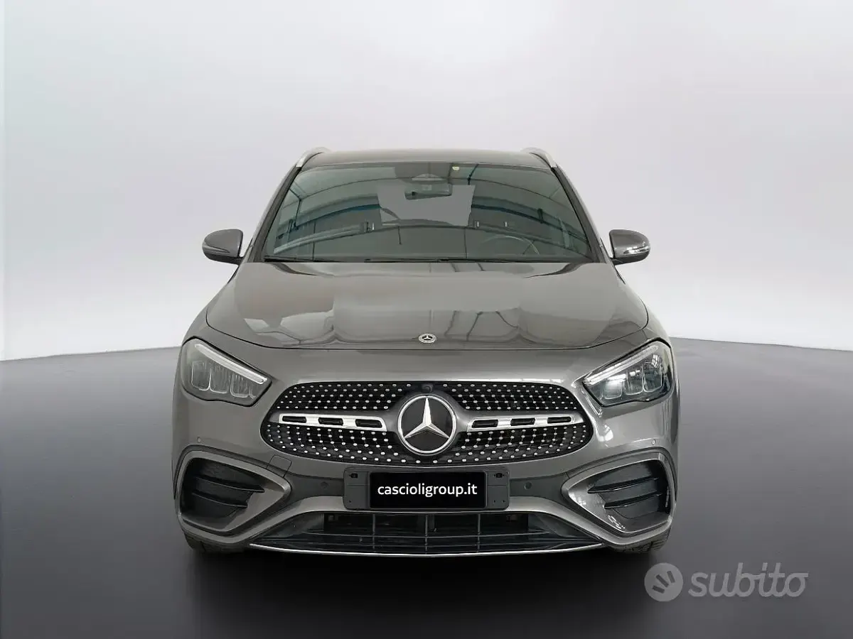 Usata Mercedes GLA200 AMG Line Premium 150 CV (110 kW) 2023 Grigio montagna SUV