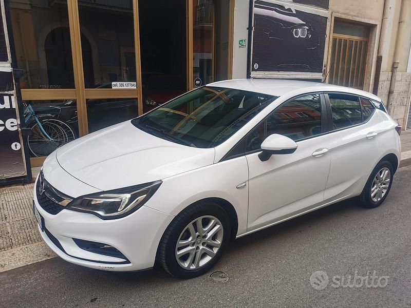 Bianco Usata 2016 Opel Astra Tre volumi | 8990 € (Buon prezzo) - Immagine 1/4